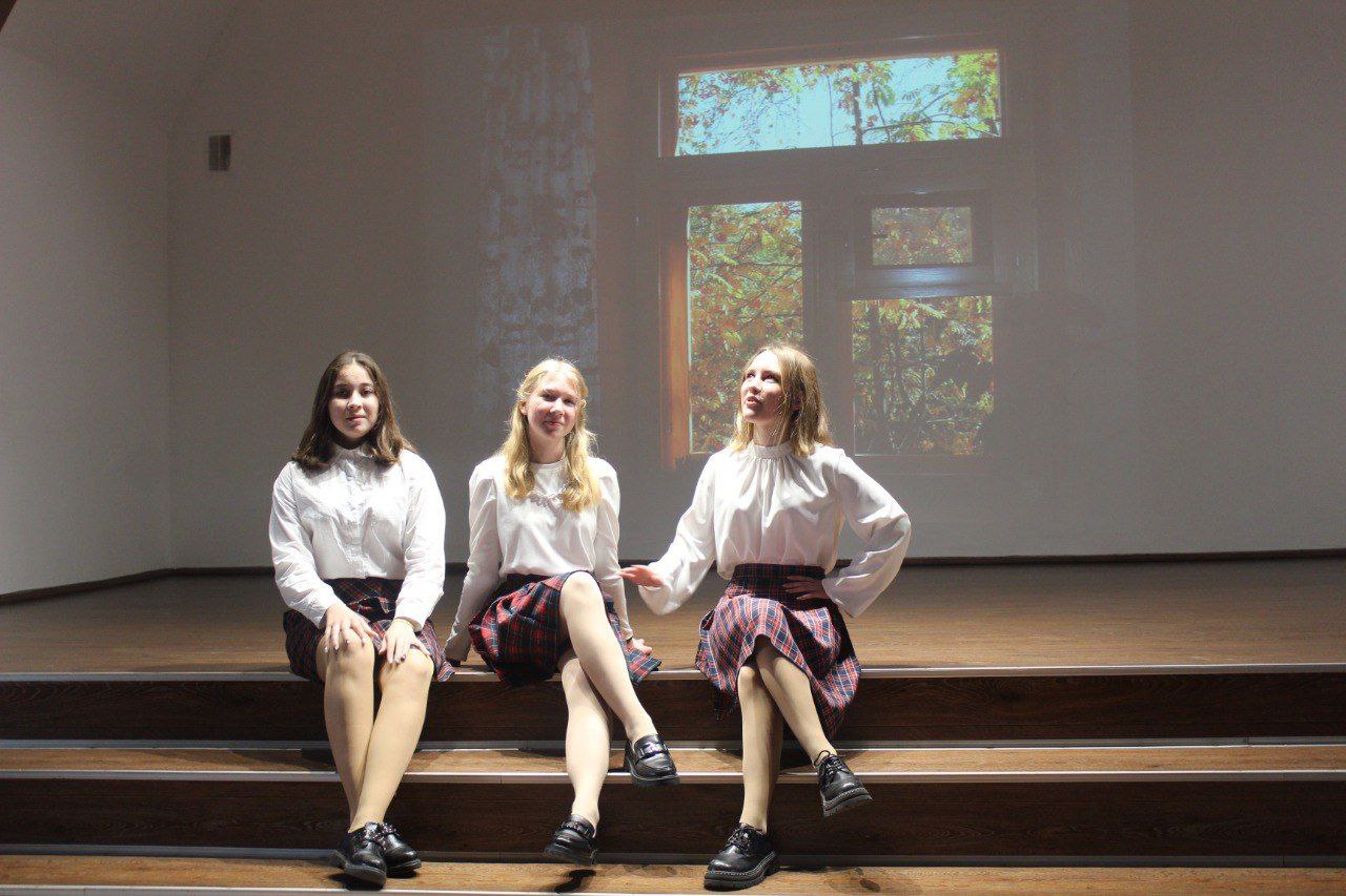Юмористическая сценка-пародия «Три девицы под окном» от совета старшеклассников..