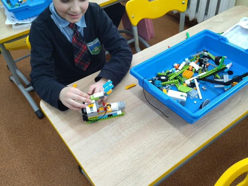 В Озерской средней школе работает кружок «РобоШкола», который посещают ребята разного возраста..