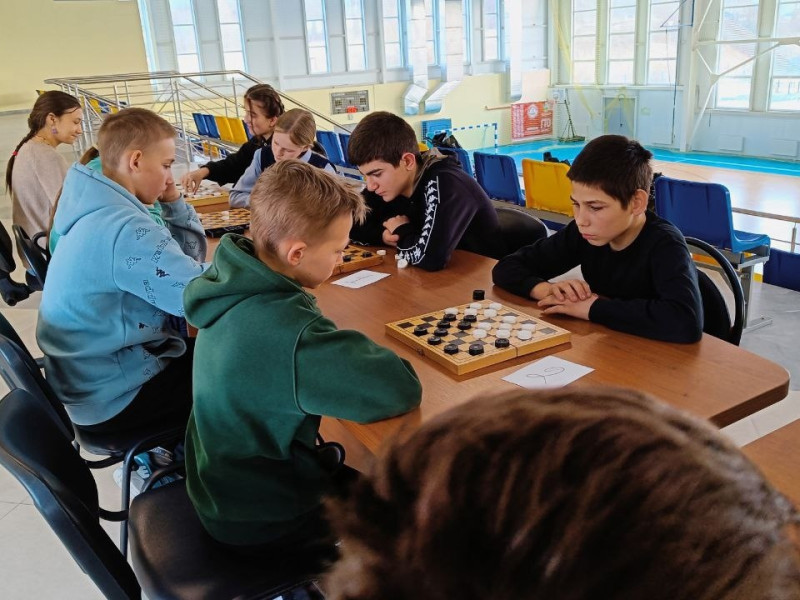 9 февраля в спортивном комплексе прошли муниципальные этапы Всероссийских соревнований среди команд общеобразовательных организаций по шахматам «Белая ладья» и шашкам «Чудо-шашки»..